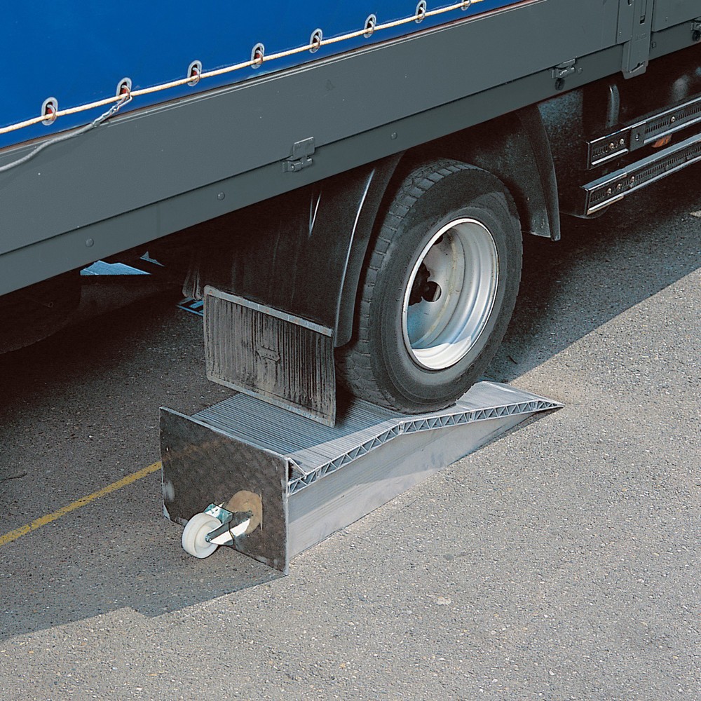 Image of Auffahrkeile für Lkw – praktische Helfer beim Ladebetrieb an der Rampe Eine schnelle und einfache Lösung, um Höhenunterschiede an der Laderampe zu überbrücken, bieten Auffahrkeile mit einer Breite von 50 mm. Diese Verladehilfen aus Aluminium zeichnen sich