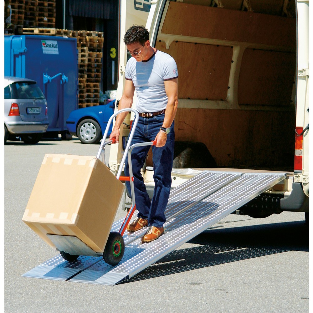 Image of Aluminium-Verladeschienen erleichtern das Be- und Entladen von Fahrzeugen Vereinfachen Sie sich das Verladen von Transportfahrzeugen mit dieser Aluschiene. Dank des leichten Materials installieren Sie diese schnell und unkompliziert am Einsatzort - Sie le