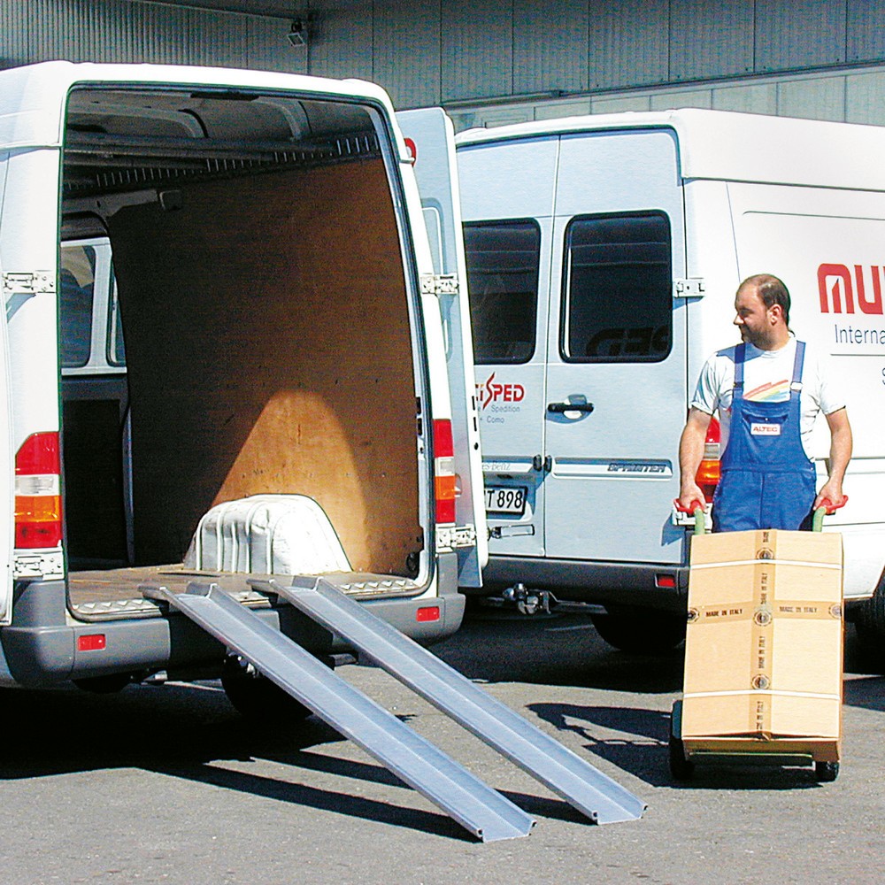 Image of Stabil und sicher: Alu-Verladeschiene Universal mit Schutzrand Beim Verladen schwerer Güter spielen Sicherheit und flexibel einsetzbare Hilfsmittel eine entscheidende Rolle. Um grosse, sperrige Kisten oder schweres Gerät wie Arbeitsmaschinen sicher und kr