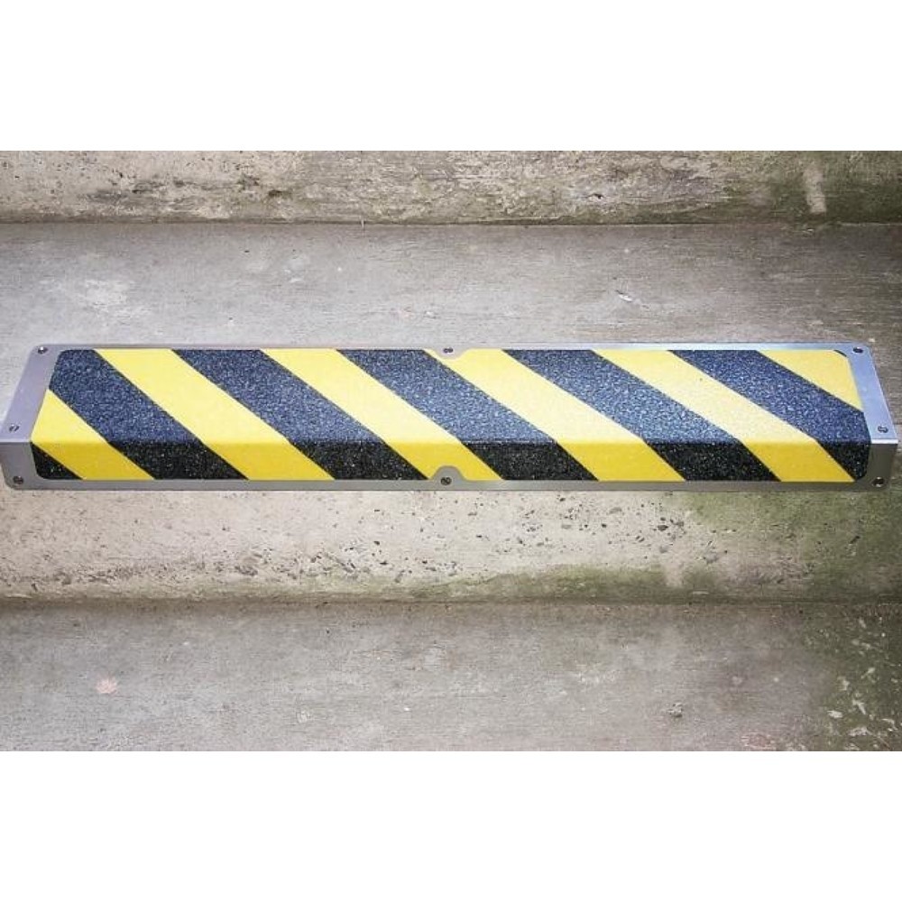 Image of Wirksame Unfallverhütung durch rutschfeste Kanten Das Anti-Rutschkantenprofil aus Aluminium, schwarz-gelb zeichnet sich durch seine abriebfeste Oberfläche aus. Das Kantenprofil ist korrosionsfest und daher für den Einsatz in Innen- und Aussenbereichen gee