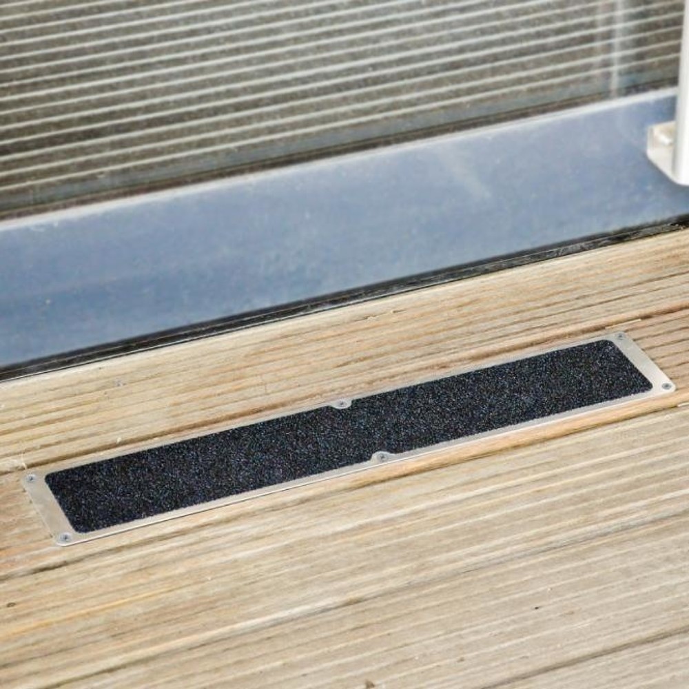 Image of Wirkungsvolle Unfallverhütung durch rutschfeste Oberflächen Die Anti-Rutschplatte, schwarz zeichnet sich durch ihre abriebfeste und rutschsichere Oberfläche aus. Die Anti-Rutschplatte ist korrosionsfest und daher für den Einsatz im Innen- und Aussenbereic