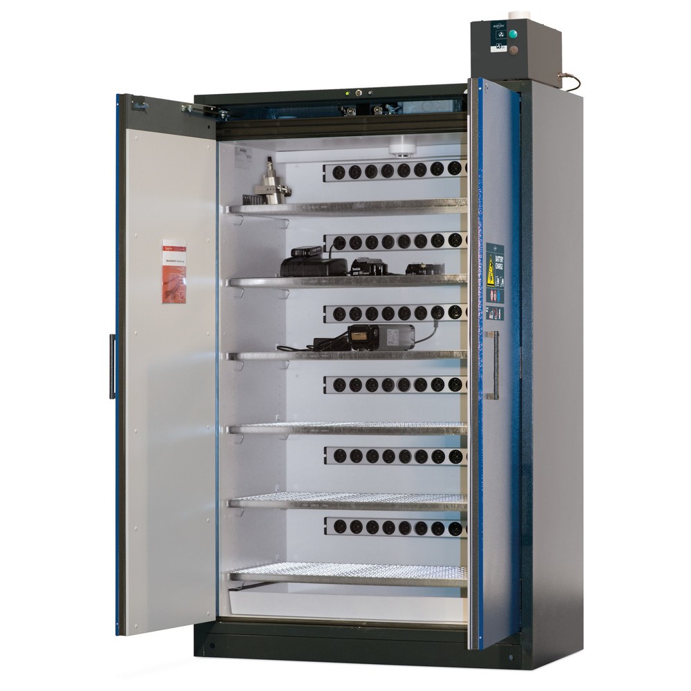Image of Sicherheitsschrank mit 3-stufigem Sicherheitskonzept Beim Aufladen einer Lithium-Ionen-Batterie entsteht Wärme. Schlägt diese Wärme in Hitze um, steigt das Risiko eines Brandes. Mit dem asecos® Akku-Sicherheits-Ladeschrank Battery Charge Pro lagern und la