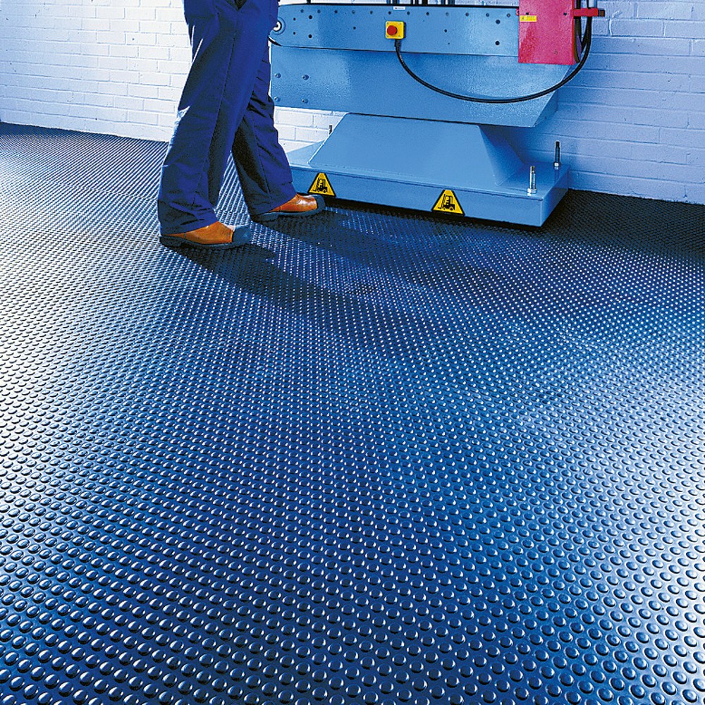 Image of Vielseitig einsetzbare Bodenmatte mit Noppen aus strapazierfähigem Vinyl Diese Bodenmatte ist für Arbeitsplätze in Industrie und Handel geeignet. Setzen Sie sie ganz nach Bedarf ein: als Laufware in Gängen, als Unterlage an Werkbänken oder als Auslage für