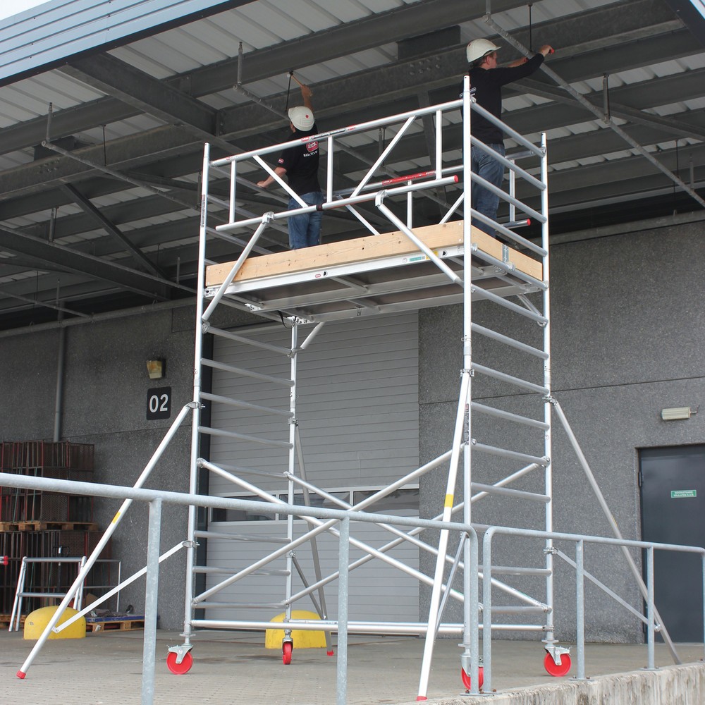 Image of Schneller, gesichert und automatisch gut aufgebaut; Weinige Bauteile, leicht im Gewicht, schnellere Auf- und Abbauzeit und einfach von einer Person zu montieren; Für das Betreten der Plattform immer rundum Schutz vorhanden (auch beim Aufbau); Risiko eines