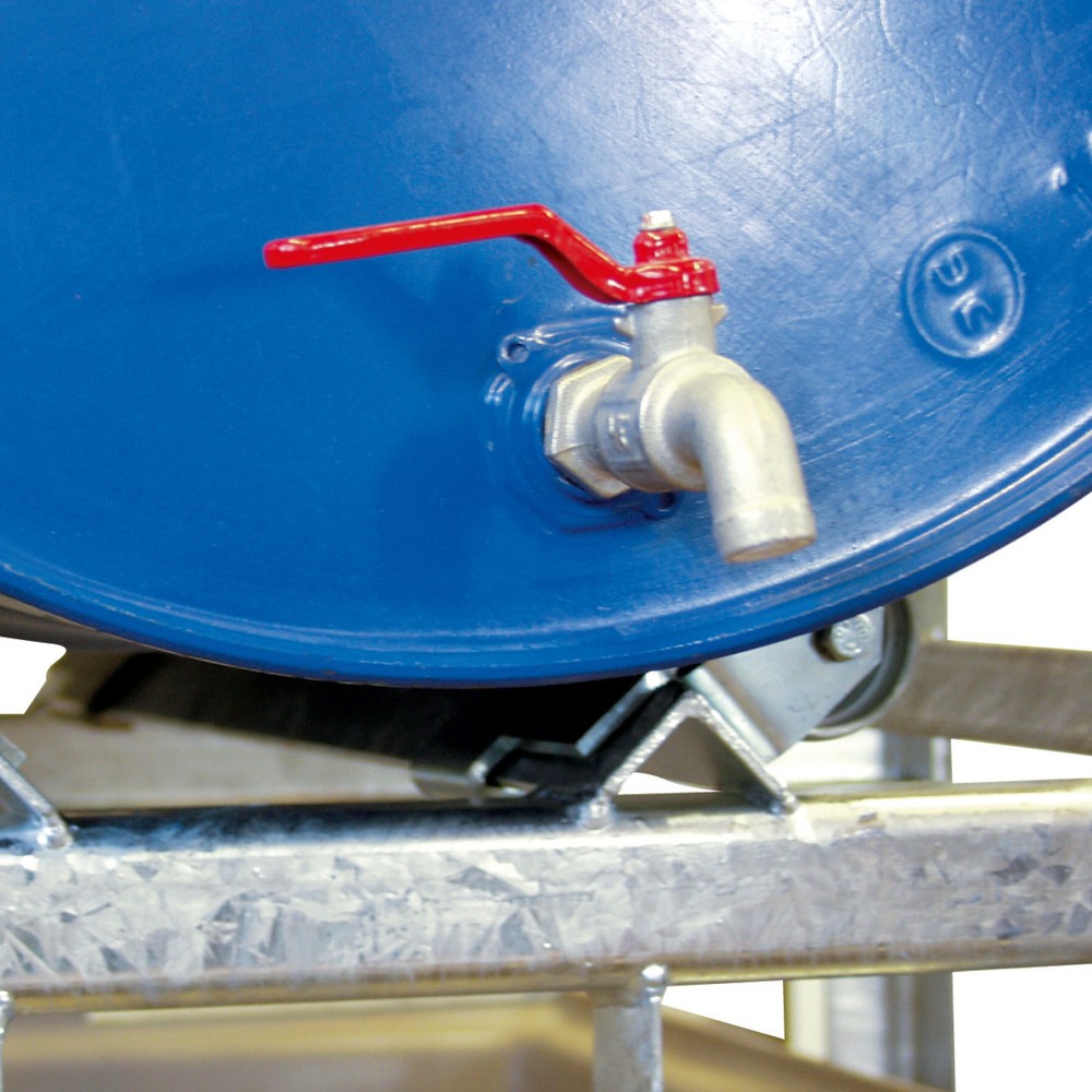Image of Fassauflagen mit Rollen – zum leichten Drehen liegend gelagerter Fässer Eine Rollenauflage für Fassregale gibt liegend gelagerten Fässern einen sicheren Halt und ermöglicht Ihnen, selbst ein schweres 200-Liter-Fass schnell und einfach zu drehen. Mit Fassa