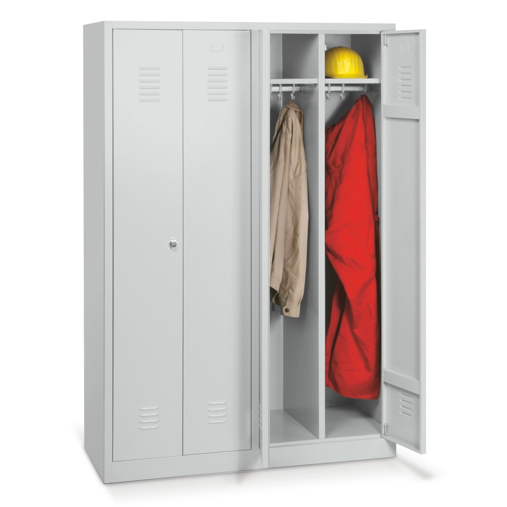 Image of Pflegeleichter und langlebiger Garderobenschrank aus Stahl Ob im Labor oder der Werkstatt – der standfeste Garderobenschrank BASIC mit Sockel bietet viel Stauraum in der betrieblichen Umkleide. Bei einer Tiefe von 500 cm und einer Höhe von 180 cm schaffen