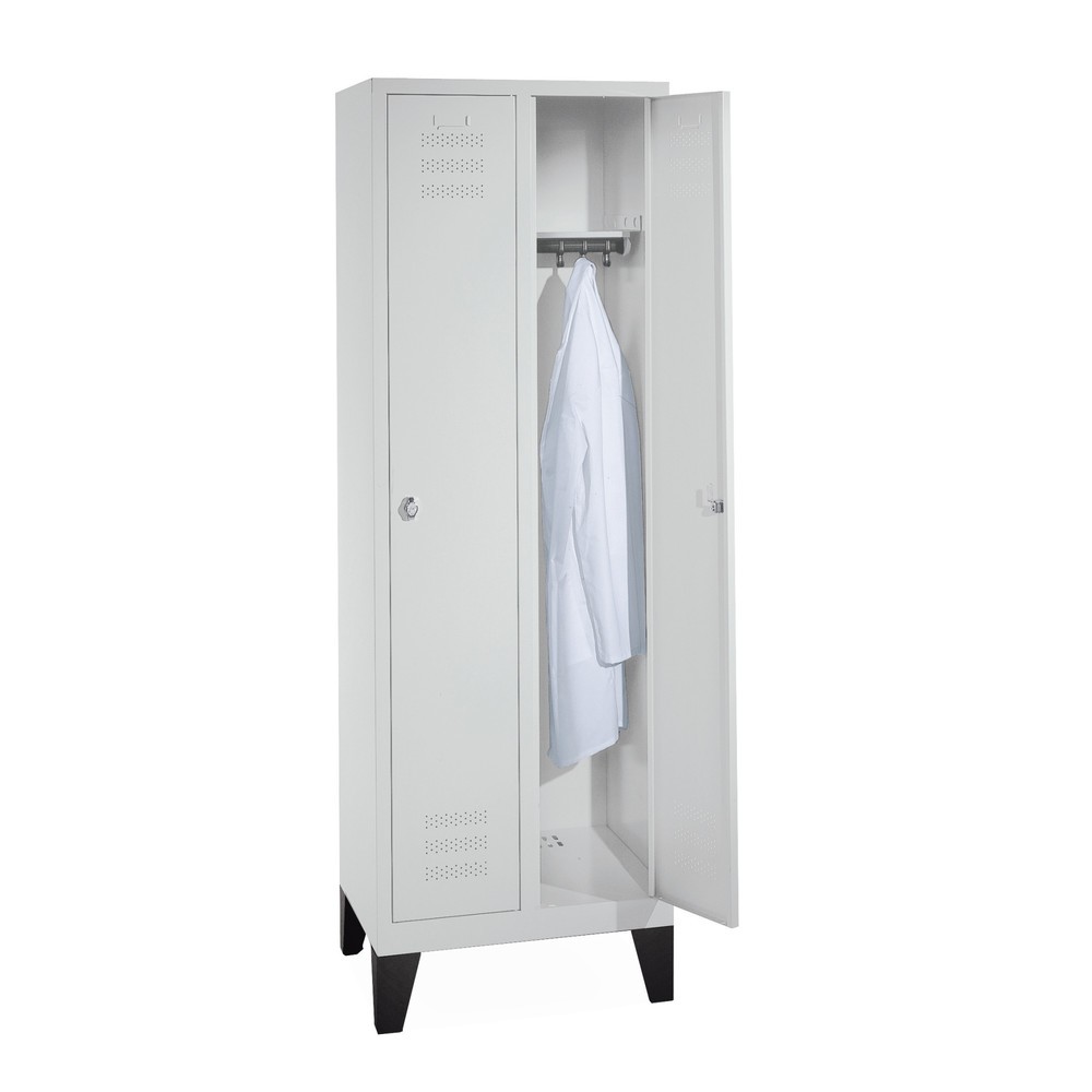Image of Verschleissfester Garderobenschrank für Ordnung in Umkleideräumen Im Garderobenschrank BASIC mit Kunststofffüssen verwahren Sie während der Arbeitszeit Kleidung und persönliche Gegenstände. Die Belüftungslöcher in den Flügeltüren sorgen für eine ausreiche