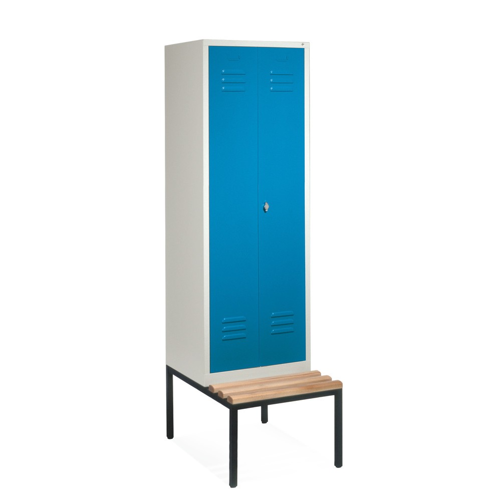 Image of Der Garderobenschrank mit Sitzbank und 2 Türen pro Doppelabteil – für aufgeräumte und diebstahlgeschützte Sozialräume Ordnung zu halten, ist mit einem Garderobeschrank mit Bank ganz einfach. An den Türen des Umkleideschranks befinden sich Etikettenrahmen,
