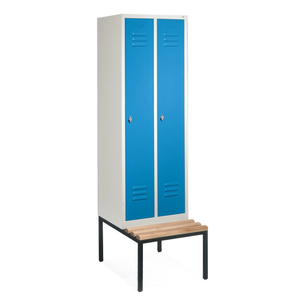 Image of Geräumig, leicht zu säubern und diebstahlsicher – der Garderobenschrank mit Sitzbank In dem Garderobenschrank mit Sitzbank finden Ihre Mitarbeiter Stauraum für Kleidung, Schuhe, Taschen und Duschutensilien. Ein Hutboden bietet zusätzlichen Raum für Schutz