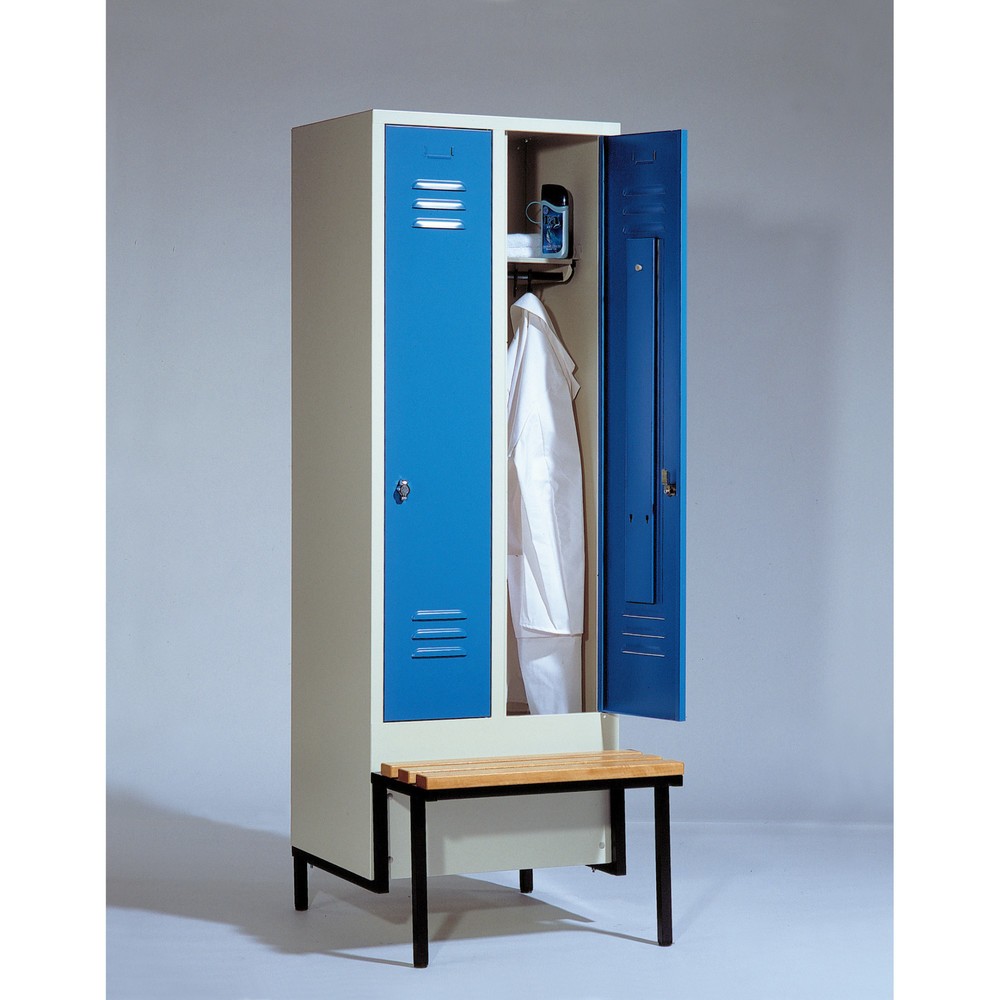 Image of Geräumig, leicht zu säubern und diebstahlsicher – der Garderobenschrank mit Sitzbank In dem Garderobenschrank mit Sitzbank finden Ihre Mitarbeiter Stauraum für Kleidung, Schuhe, Taschen und Duschutensilien. Ein Hutboden bietet zusätzlichen Raum für Schutz