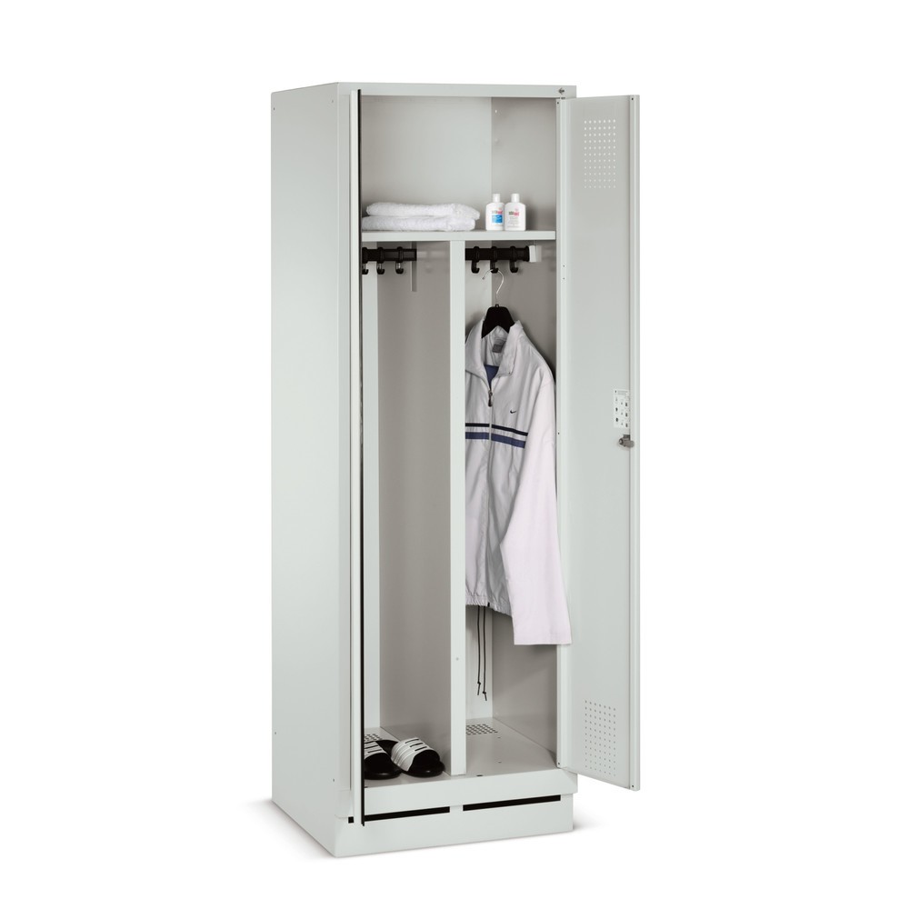 Image of Praktischer Garderobenschrank mit Belüftung Sie wollen es Ihren Mitarbeitern ermöglichen, im Betrieb Alltags- bzw. Arbeitskleidung zu wechseln? Dann stellen Sie in Ihrem Sozialraum für jeden Ihrer Mitarbeiter einen Kleiderspind auf. Bei dieser Schrank-Gar