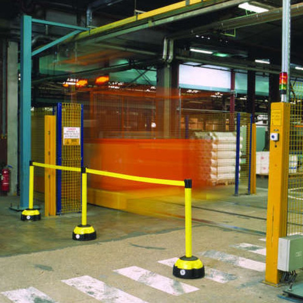 Image of Gurt-Warnständer aus lackiertem Aluminium mit Gurt Für die Sperrung oder Abtrennung von Flächen oder Wegen lässt sich der selbstspannende Gurt leicht aus der Kassette des Warnständers ziehen und am nächsten Ständer einhängen. Pro Ständer ist die Aufnahme 