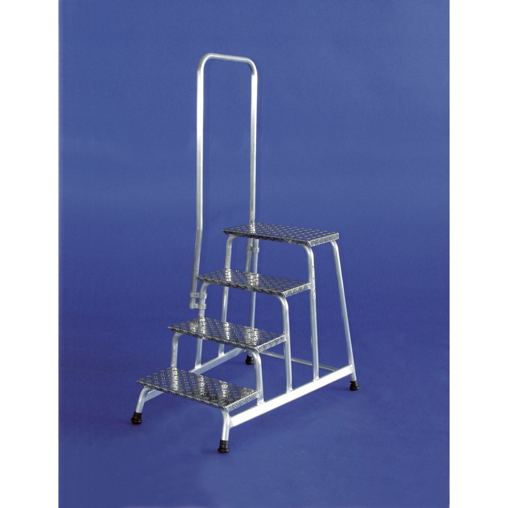 Image of Montagetritt aus Aluminium in verschiedenen Ausführungen für den individuellen Einsatz im Betrieb Ob einstufiger Tritt oder 5-stufige Arbeitstreppe mit Handlauf – bei diesem kompakten Montagetritt aus Aluminium in verschiedenen Ausführungen entscheiden Si