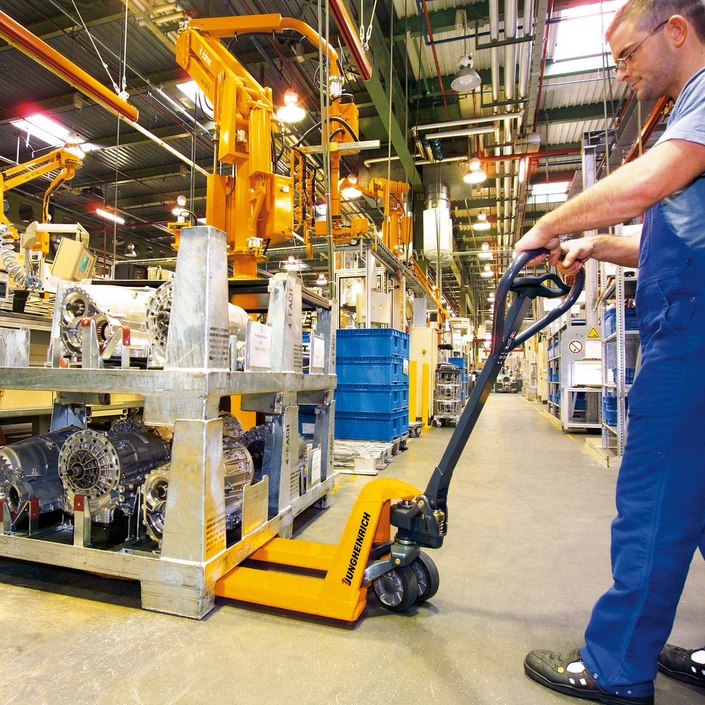 Image of AM 22 - der Jungheinrich™Klassiker in Kurzgrössen für Spezialeinsätze Der Handgabelhubwagen Jungheinrich™ AM 22 mit kurzen Gabeln und einer Tragkraft von 2200 kg ist ein Markenprodukt in bewährter Qualität und hochwertiger Ausstattung. Durch seine kurze G