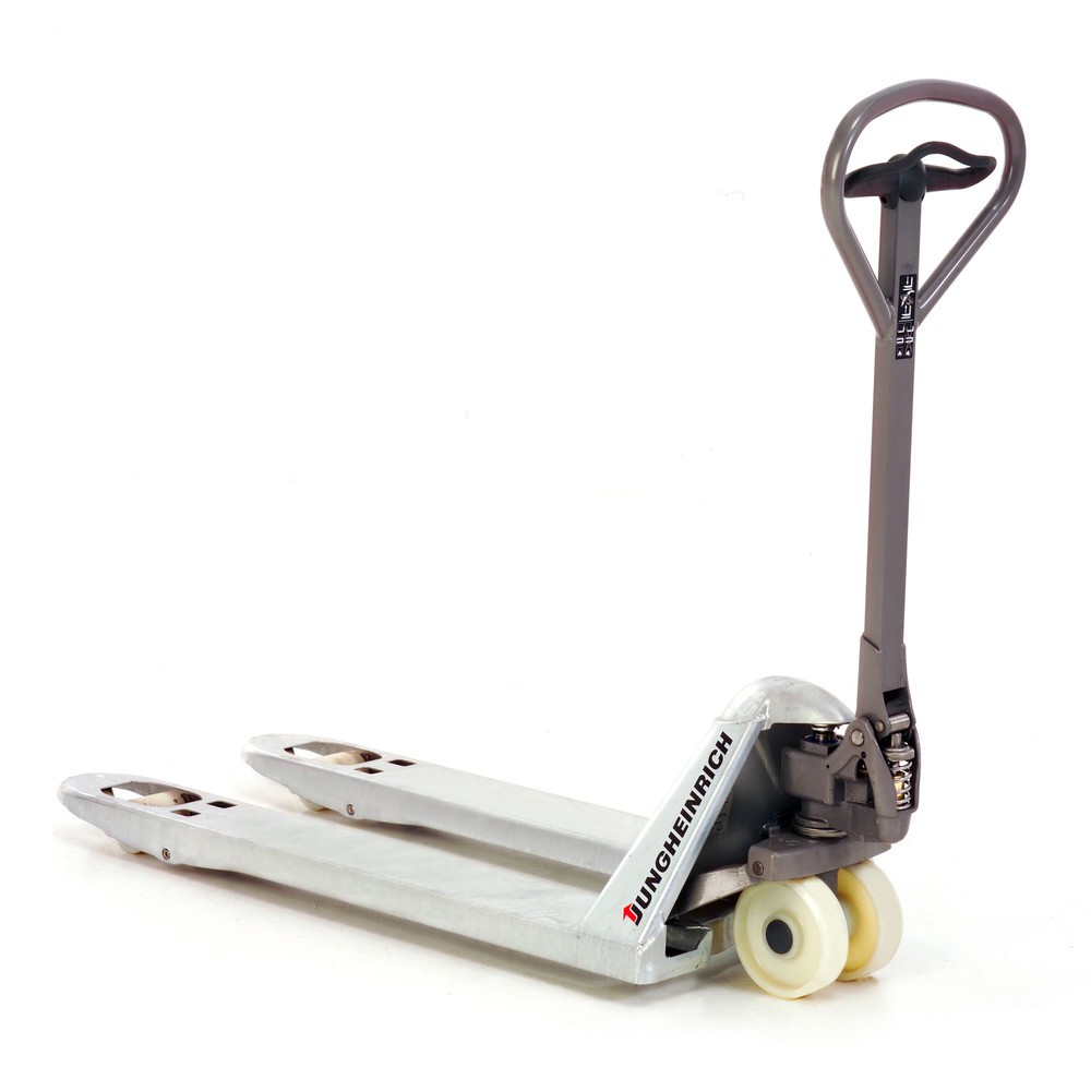 Image of Verzinkt hält länger – der Handhubwagen für feuchte Arbeitsumgebungen Der Handhubwagen Jungheinrich™ AM G20 Galvinox, Gabellänge 1.150 ist die perfekte Lösung für den Aussenbereich und Verladearbeiten, bei denen hohe Feuchtigkeit auftreten kann, z. B. in 