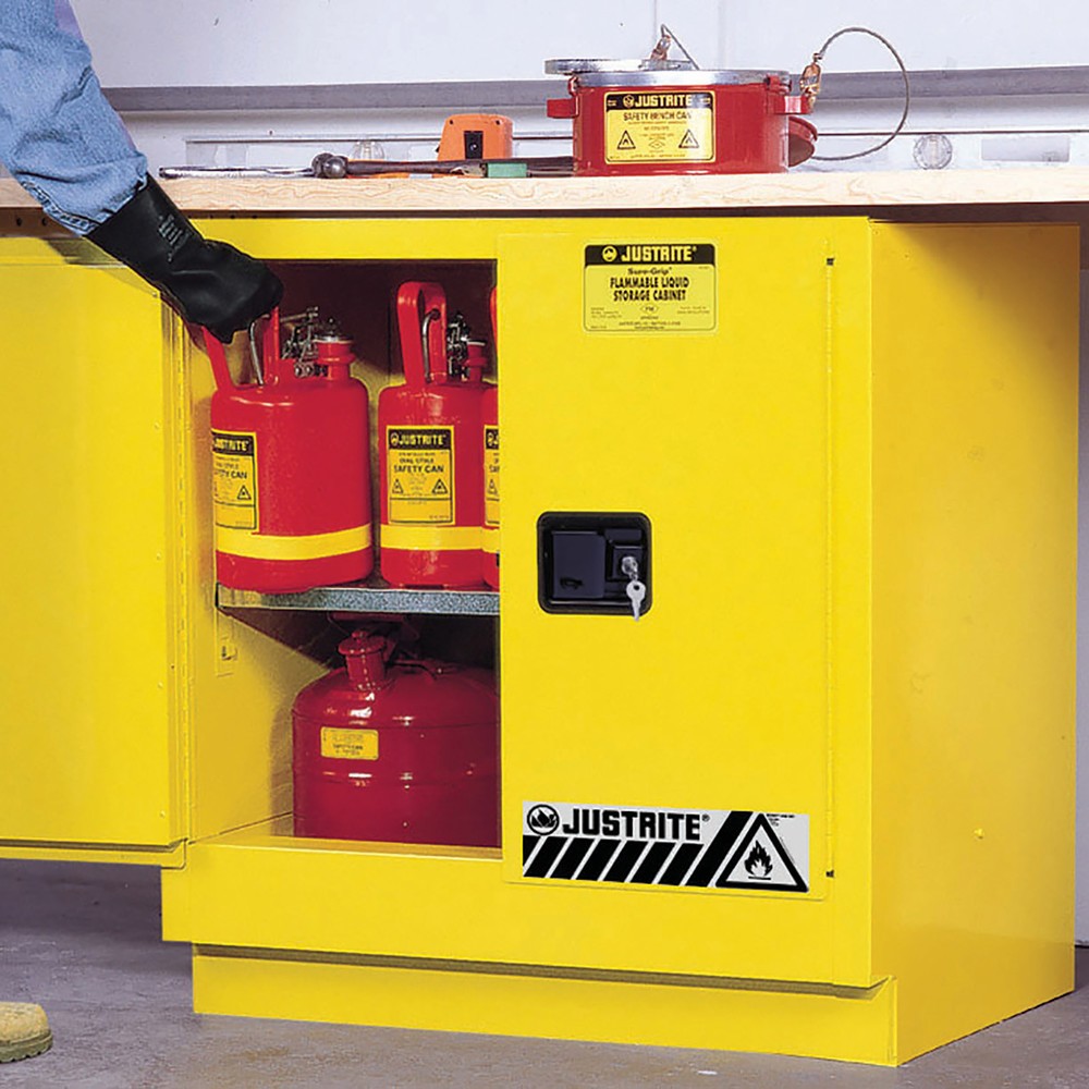 Image of Justrite® Sicherheitsschrank Undercounter Sure-Grip® FM – mit Stahlboden zum Ableiten von ausgelaufenen Flüssigkeiten Sicher und platzsparend zugleich – so präsentiert sich der Justrite® Sicherheitsschrank Undercounter Sure-Grip® FM. Dank des vertieften Z