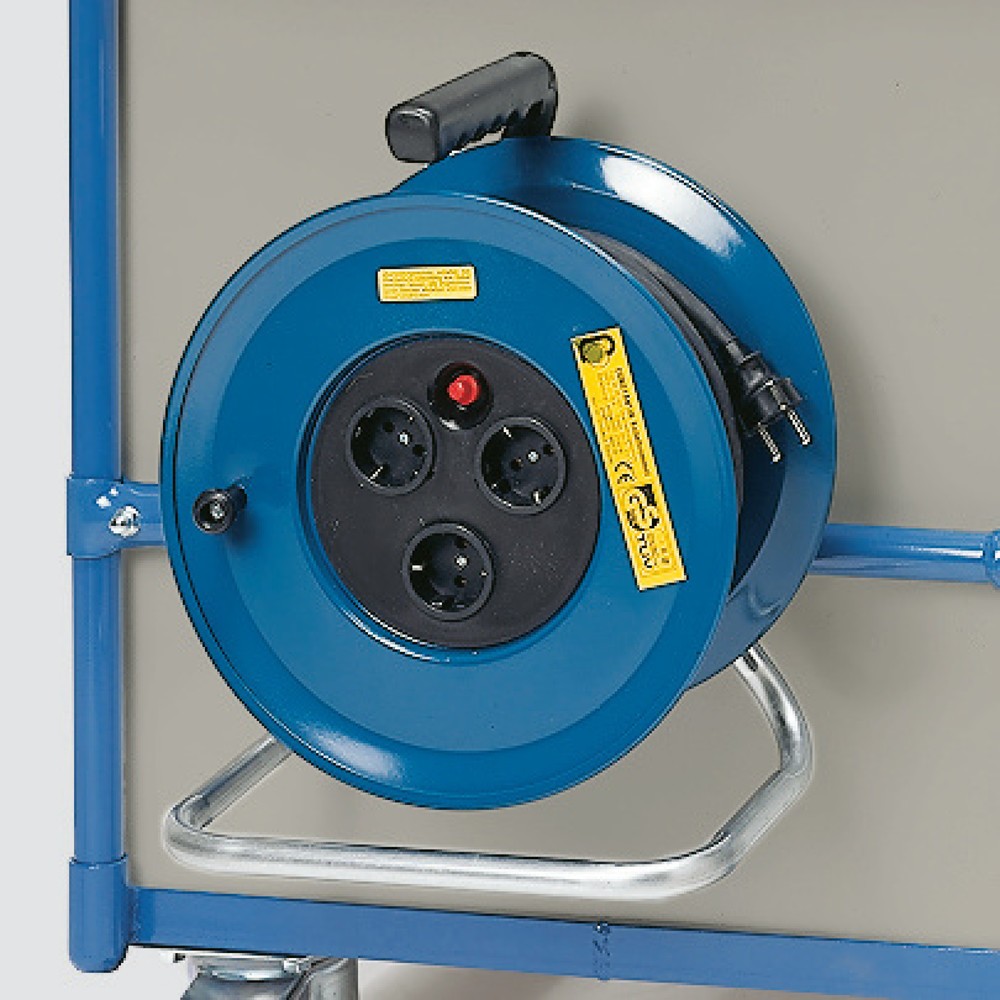 Image of Sicherheit in allen Arbeitsumgebungen mit der Kabeltrommel für Werkstattwagen fetra® Die Kabeltrommel mit 25 m langem Gummikabel eignet sich für den sicheren Gebrauch in Feuchträumen. Dazu sind die Steckdosen vor Spritzwasser geschützt. Der Hebel der Ther