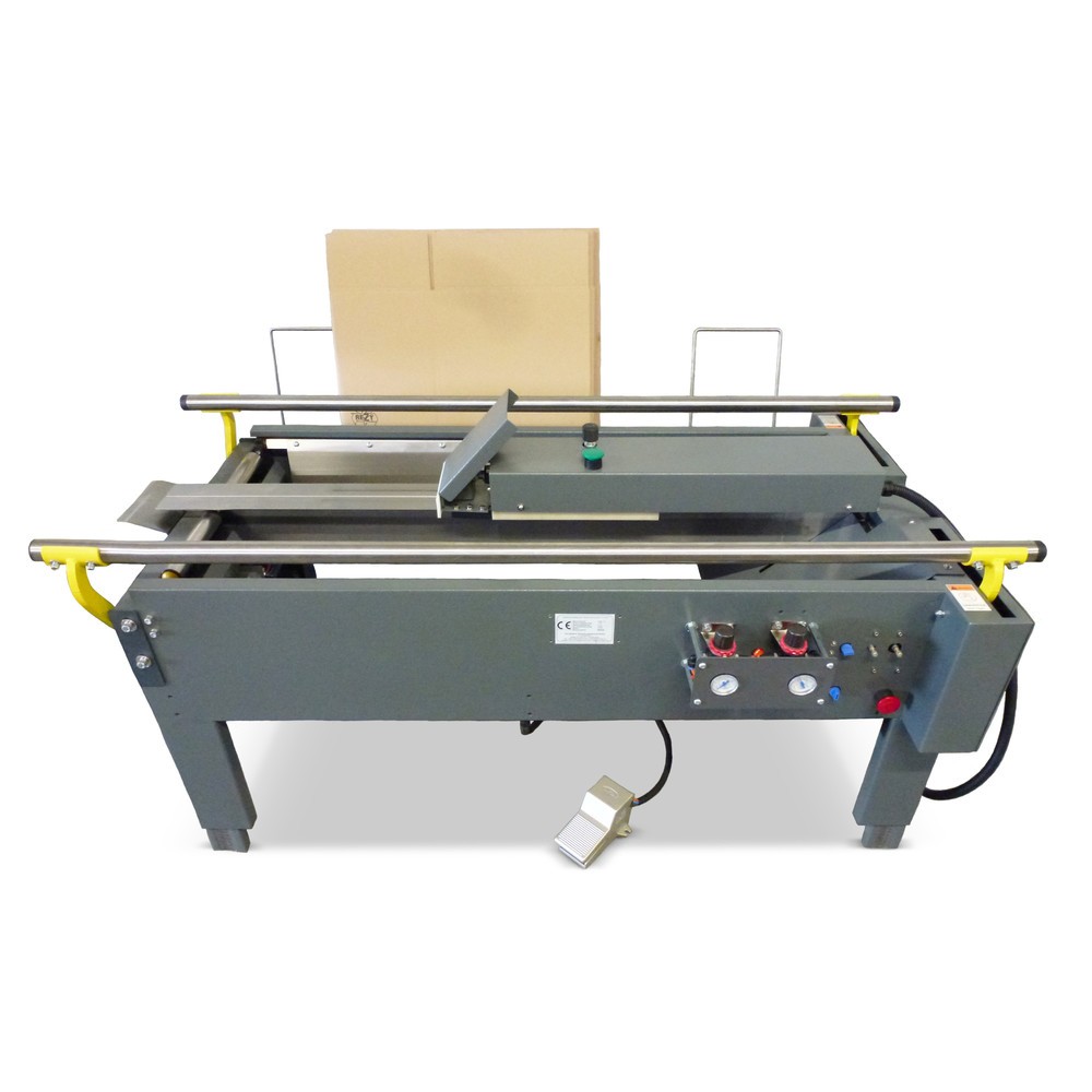 Image of Der Kartonaufrichter vereinfacht das Auffalten, Vorkleben, Befüllen und Verkleben von Kartons Dem Kartonformat passt sich der halbautomatische Kartonaufrichter in der Breite von selbst an. Per Schnellverstellung kann die Länge reguliert werden. Im automat