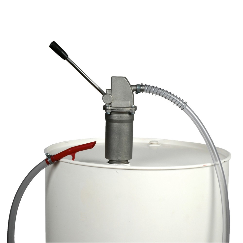 Image of Mehrzweck-Kolbenpumpe SAMOA-HALLBAUER für verschiedene Ölsorten Die Handpumpe für Fässer verfügt über einen Hebezylinder und ein Antitropfmundstück. Die Förderleistung der Pumpe liegt bei 0,4 l/Hub. Geeignet ist die Fasspumpe für (Mineral-) Öle wie Diesel