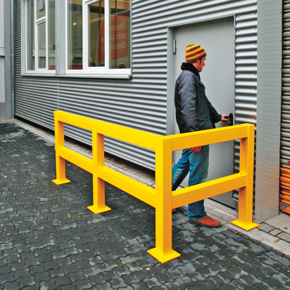 Image of Rammschutz-Querbalken als Bestandteil des Schutzgeländers In Produktionsstätten, bei denen sich z. B. Stapler- und Personenverkehr überschneiden, dienen Sicherheitsgeländer der eindeutigen Trennung der Verkehrswege und dem Schutz von Arbeitsbereichen. Der