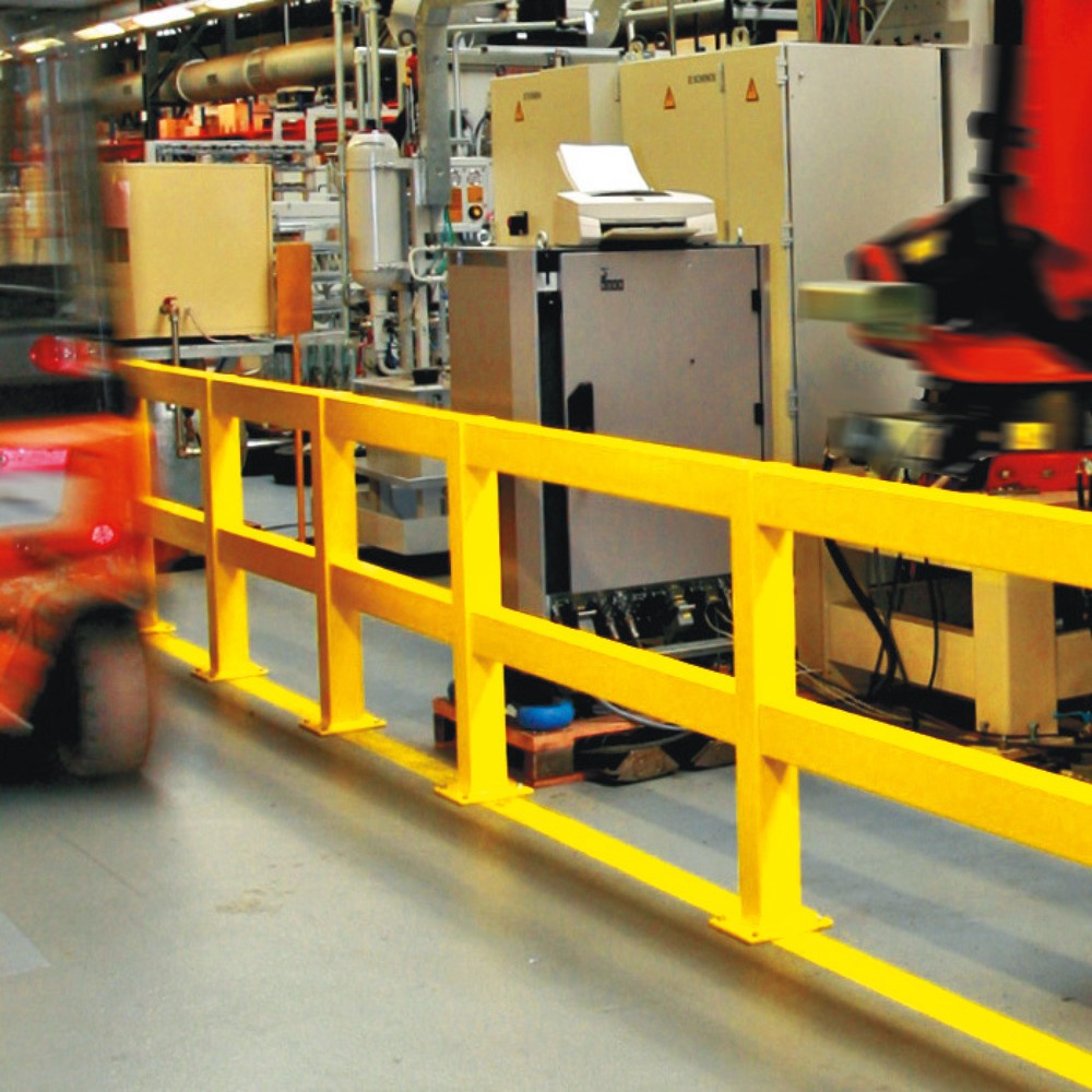 Image of Effektiver Schutz im Betrieb durch Rammschutzgeländer für den Innenbereich Innerhalb grosser Betriebshallen ist es wichtig, einzelne Wege oder Arbeitsbereiche klar voneinander zu trennen. Rammschutzgeländer für den Innenbereich sind genau dafür gedacht. G