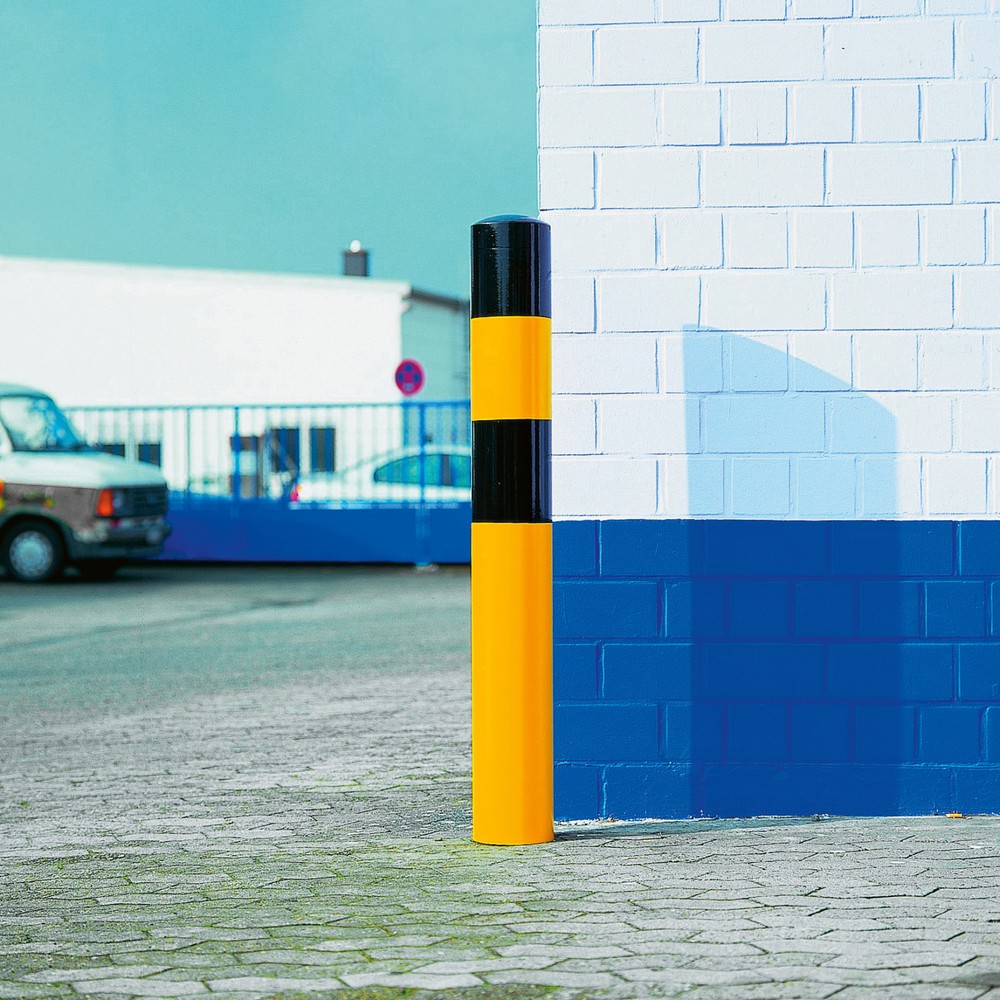 Image of Weniger Anfahrschäden durch Rammschutz-Poller Kleiner Poller, grosser Effekt. Der Absperrpoller ist hoch genug, um einen wirksamen Schutz vor anfahrenden Fahrzeugen zu bieten. Die solide Konstruktion aus verzinktem Gütestahl bewährt sich speziell bei krit