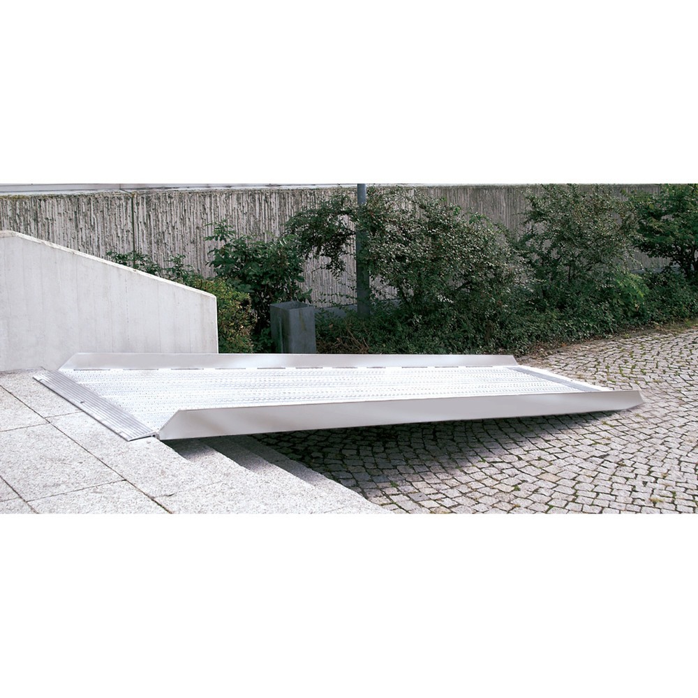 Image of Überfahrbrücke mit Auflagerzunge für einen barrierefreien Zugang Mit Auffahrrampen überbrücken Sie Treppen und hohe Absätze und schaffen Sie so einen barrierefreien Zugang für Transportkarren, Rollstuhlfahrer oder Kinderwagen. Die witterungsbeständige Übe