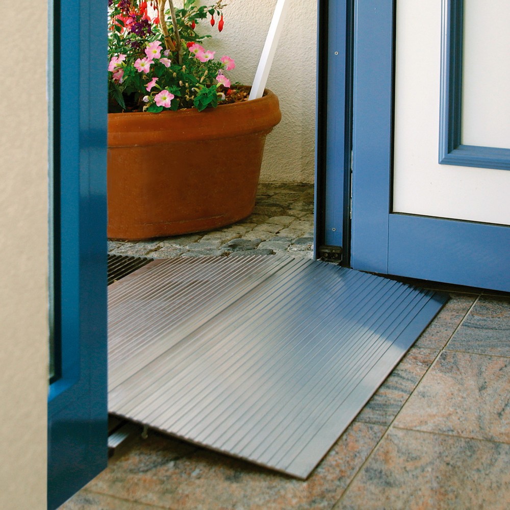 Image of Sorgen Sie für Barrierefreiheit in Ihren Räumlichkeiten. Ob Bodenerhöhung oder Türschwelle – ist die Schwellenbrücke aufliegend, meistern Sie mit Leichtigkeit jedes Hindernis. Die 2-teilige Rampe aus witterungsbeständigem Aluminium überzeugt durch gute Tr