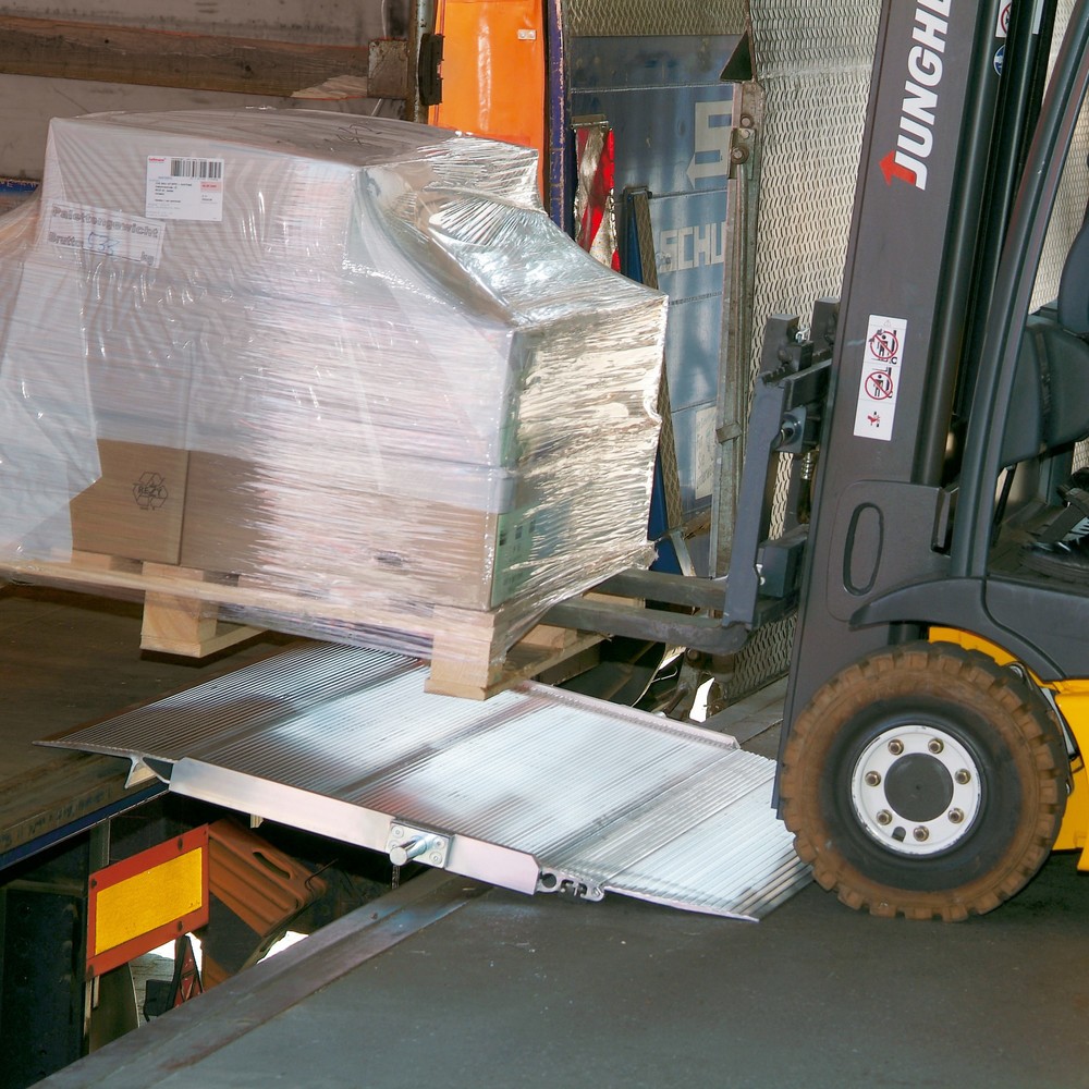 Image of Schwere Verladebrücken zum Befahren mit Stapler und Hubwagen Mit dieser soliden, witterungsbeständigen Aluminium-Brücke be- und entladen Sie Transportfahrzeuge sicher mit dem Gabelstapler oder Elektrohubwagen. Die robuste Überfahrbrücke hält selbst schwer