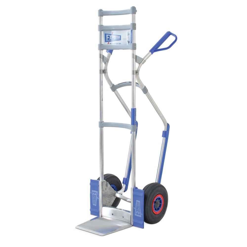 Image of Zeit- und kraftsparender Transport – mit der EXPRESSO-Stapelkarre Mit der Stapelkarre EXPRESSO aus Aluminium sparen Sie viel Zeit in der Logistikkette, indem Sie Kisten auf der stabilen Schaufel gestapelt verfahren. Mit ihren grossen Gleitkufen aus Kunsts