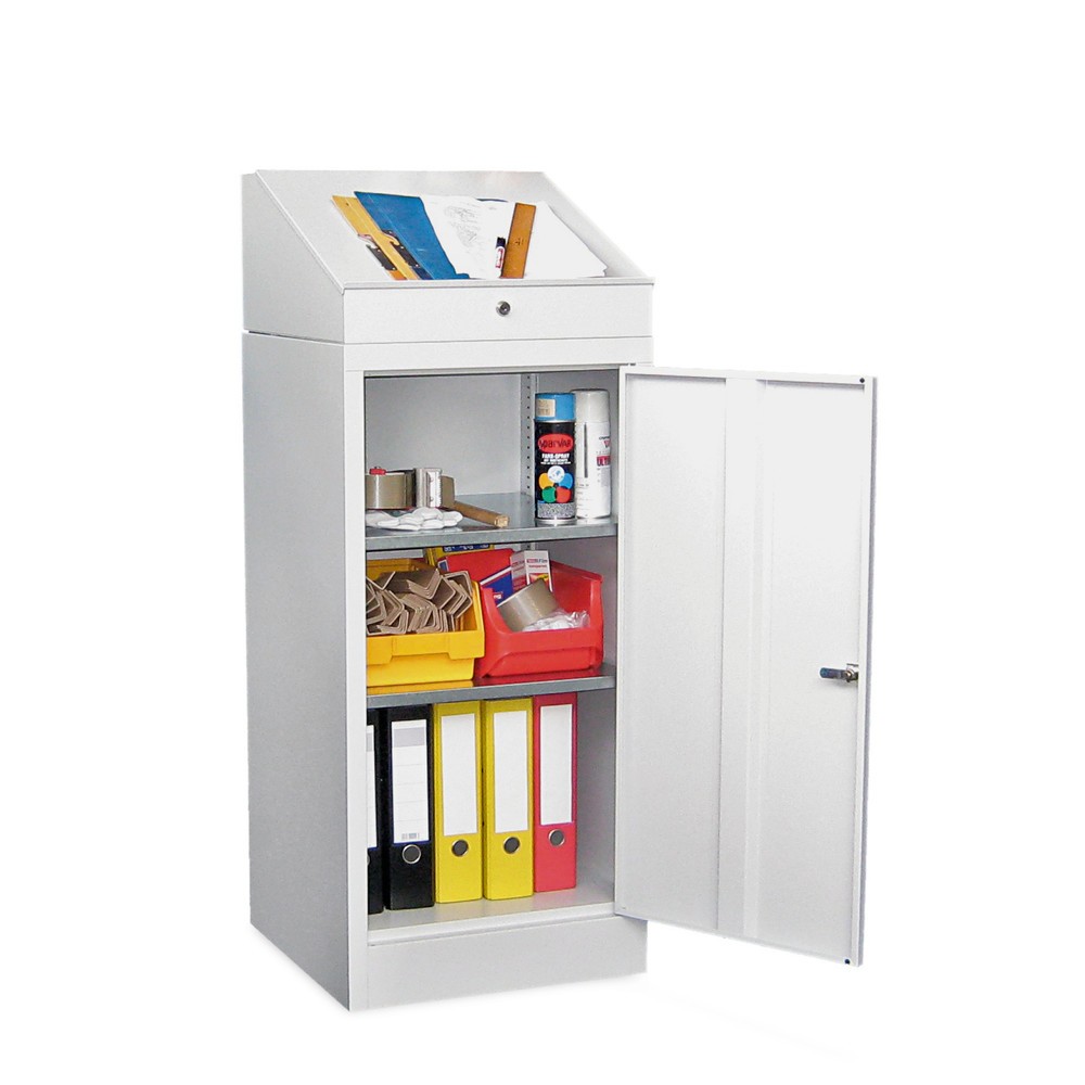 Image of Stabil und praktisch: das Stehpult PAVOY mit Schrank Dieser Pultschrank eignet sich für den Einsatz in Werkstätten und Produktionen, zum Beispiel zum Ausfüllen und Wegschliessen von Unterlagen und Schreibutensilien. Das Werkstattpult ist eine Kombination 