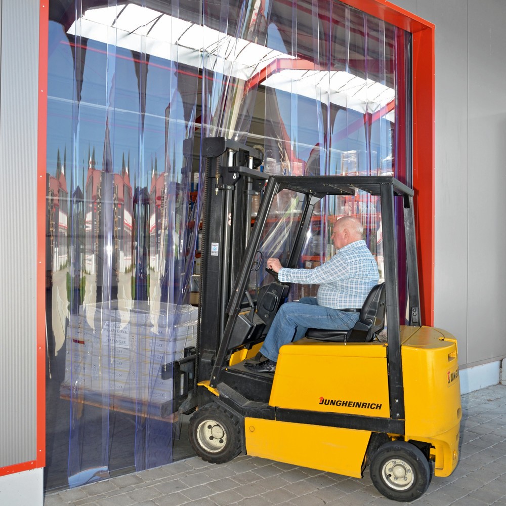 Image of PVC-Streifenvorhänge ermöglichen eine einfache Aufteilung von Arbeitsbereichen Innerhalb von Werkstätten und Hallen müssen mitunter einzelne Arbeitsbereiche voneinander abgetrennt werden. PVC-Streifenvorhänge sind eine praktische Möglichkeit, Bereiche abz