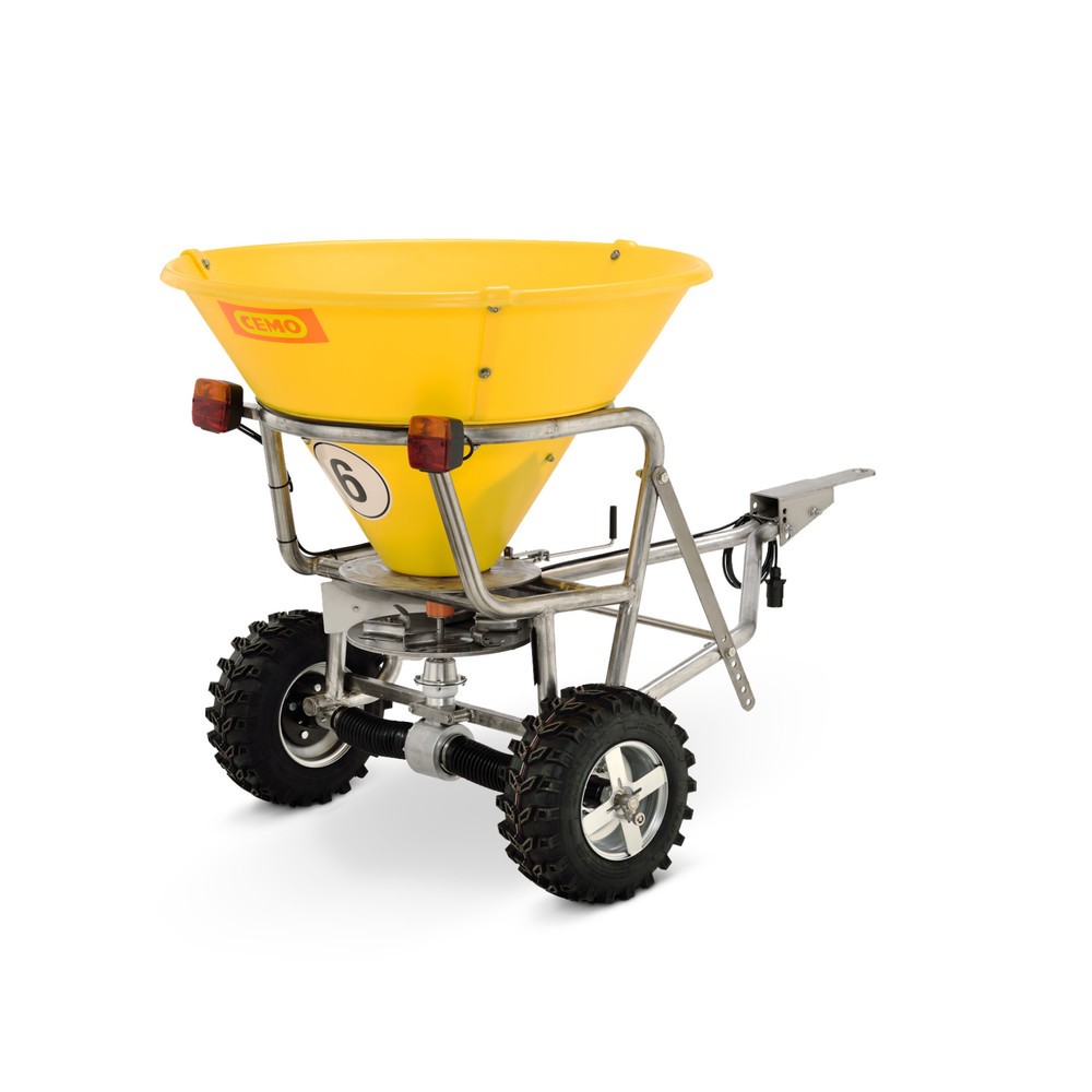 Image of Streuwagen CEMO Profi – Profigerät für den Wintereinsatz Der Streuwagen CEMO Profi wird mittels parallel höhenverstellbarer Deichsel mit einem Zugfahrzeug verbunden und ist für den professionellen und auch privaten Einsatz geeignet. Der Streuwagen verfügt