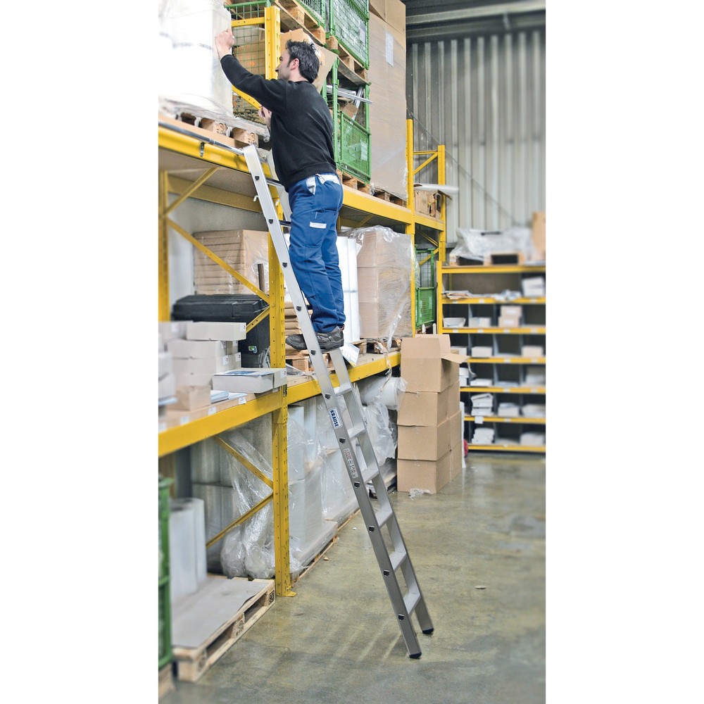 Image of Hochwertige und standfeste Regalleiter mit rutschfesten Fusskappen Regalleitern kommen aufgrund ihrer Vielseitigkeit in der Lagerhaltung genauso zum Einsatz wie im produzierenden Gewerbe oder in Handwerksbetrieben. Diese solide verarbeiteten Leitern könne