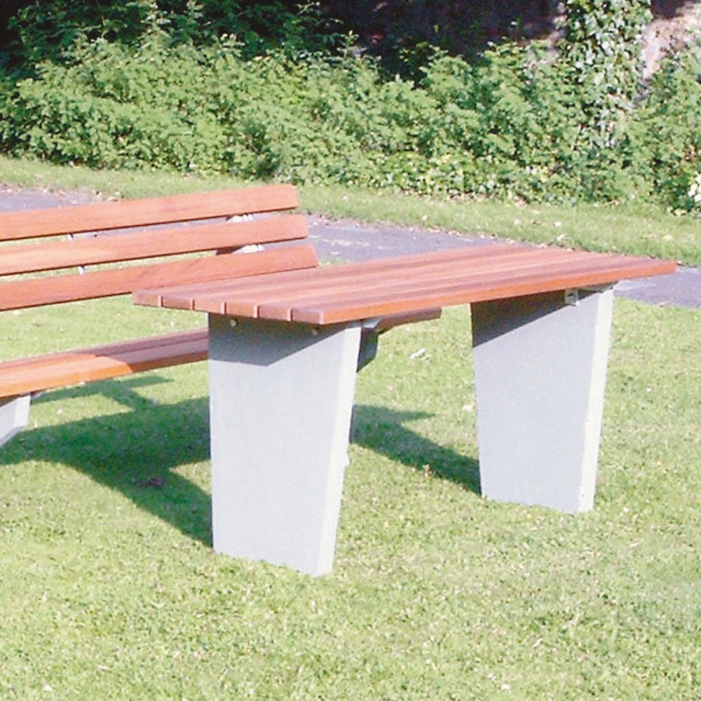 Image of Bequemes Möbel für Ihren Aussenbereich – der PVC-Latten-Tisch Stockholm Dieser Tisch der Möbelserie Stockholm eignet sich für den Ausseneinsatz. Mit 2 massiven Wangen bietet der Tisch im Aussenbereich hohe Standsicherheit. Sie verankern ihn sicher im Bode