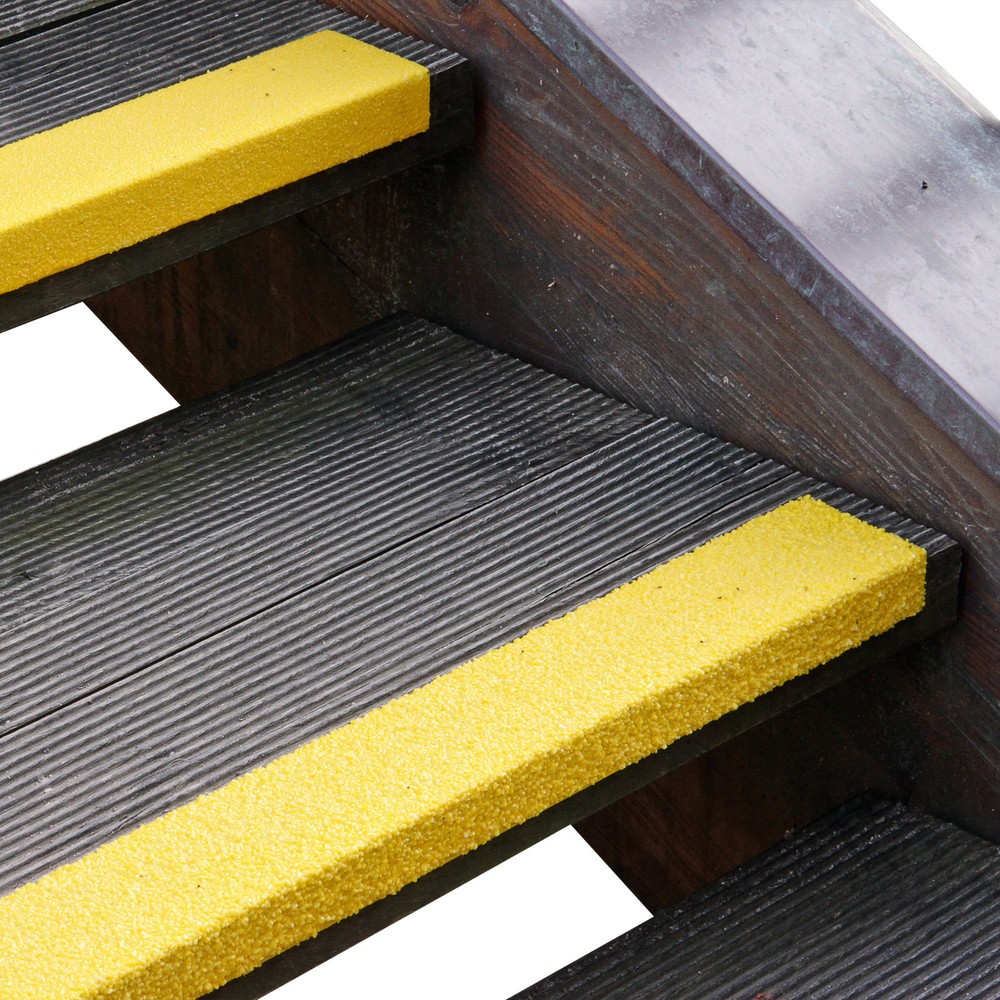 Image of Verschleissfester und belastbarer Treppenkantenschutz Dieses Treppenkantenprofil aus GFK Extra Stark, gelb überzeugt durch seine gute Sichtbarkeit und hohe Rutschhemmung gerade bei Feuchtigkeit und Nässe. Das Kantenprofil besteht aus einer Kombination aus