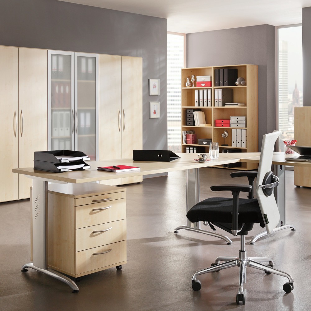 Image of Verkettungsplatten für eine grössere Arbeits- und Ablagefläche in Büroräumen Mit Anbau-Schreibtischplatten erweitern Sie mühelos Ihre Schreib- und Arbeitstische und schaffen grössere Arbeitsflächen im Büro. Eine Trapezplatte mit Stützfuss lässt sich aufgr