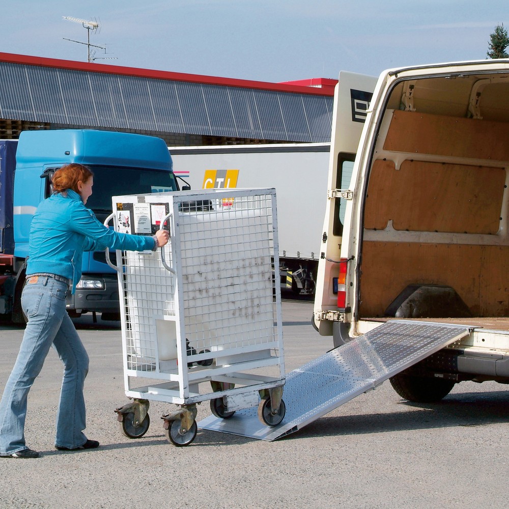 Image of Mit Verladeschienen, klappbar, optimal Transporter be- und entladen Weil es in der Regel einfacher ist, Lasten zu schieben als zu heben, erleichtern diese Rampen Ihnen das Be- und Entladen von Transportern oder anderen Ladeflächen. Die gestanzte Fahrfläch