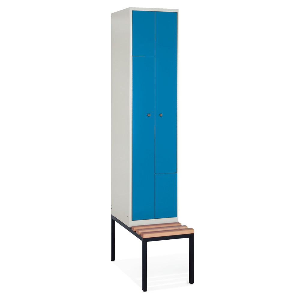 Image of Sicher und komfortabel – der Z-Garderobenschrank mit Sitzbank und mit festen Türen Diese Garderobenschränke mit festen Türen kombinieren Sicherheit mit Komfort. In den Spind passen mehrere Kleidungsstücke, Schuhe, Taschen und andere Gegenstände. Um die Si