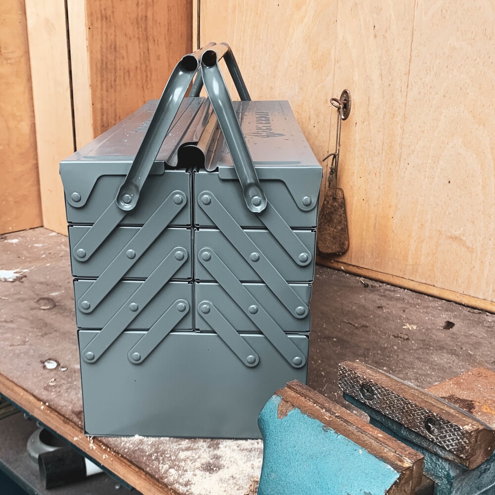 Produktabbildung Nr. 5: HEMMDAL Werkzeugkasten leer, anthrazit – 56 x 22 x 26,5 cm – Premium Werkzeugkiste mit 6 aufklappbaren Fächern – Werkzeugkoffer ohne Werkzeug – abschliessbar & stabil – Made in EU