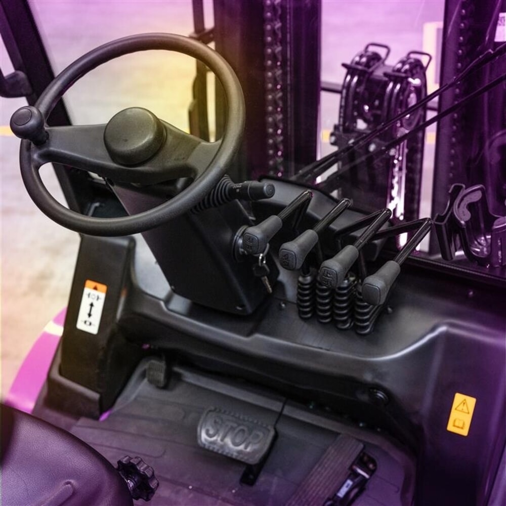 Produktabbildung Nr. 7: AntOn by Jungheinrich Elektro-Stapler CBH 2.5 mit Dreifach-Teleskop-Hubgerüst, Hubhöhe 4.800 mm, Tragfähigkeit 2.500 kg, Wetterschutzkabine Eco, inkl. externem Ladegerät 80 V, 100 A, CEE, 5-pin