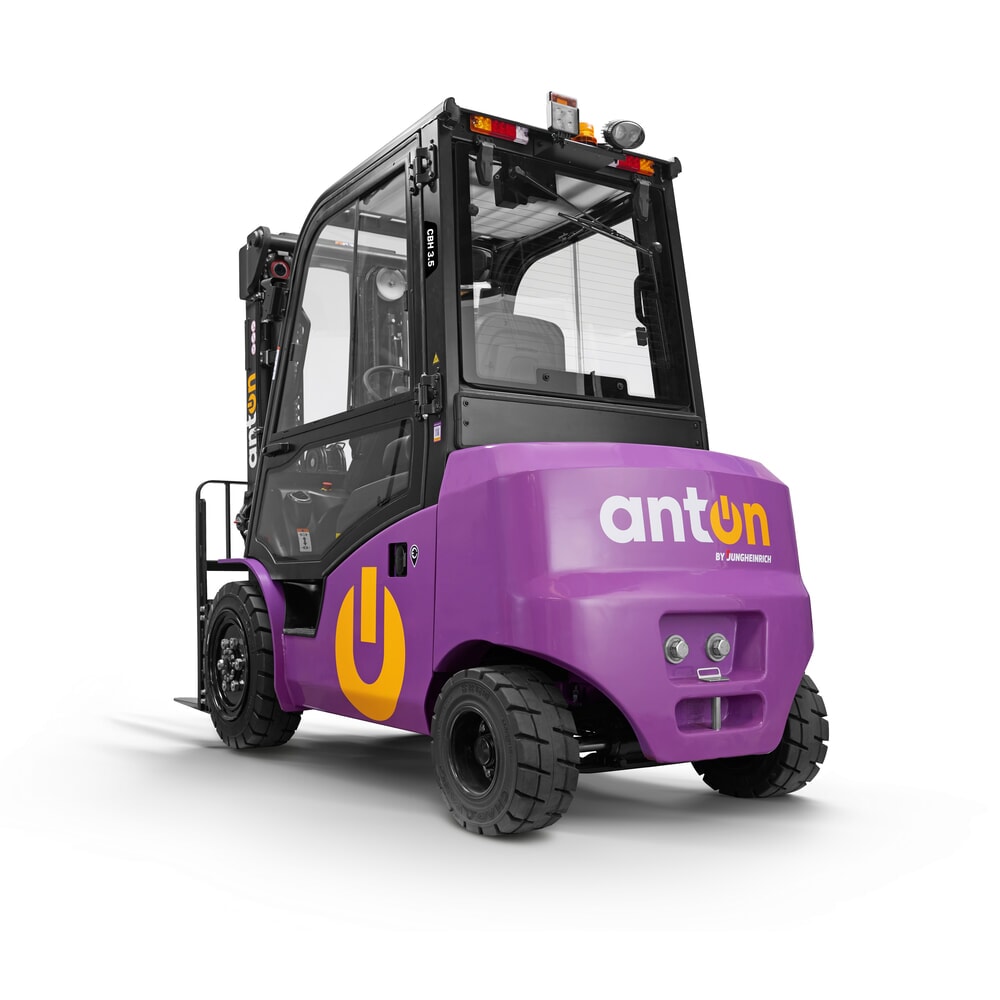 Produktabbildung Nr. 2: AntOn by Jungheinrich Elektro-Stapler CBH 3.5 mit Dreifach-Teleskop-Hubgerüst, Hubhöhe 4800 mm, Tragfähigkeit 3500 kg, Wetterschutzkabine Comfort, inklusive externem Ladegerät 80 V, 60 A, CEE, 5-pin
