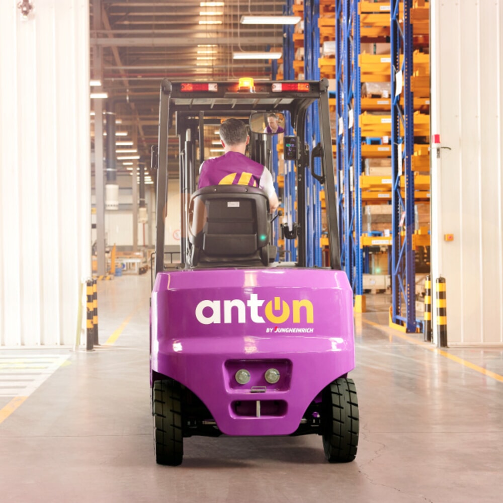 N° de l'image du produit 4 : AntOn by Jungheinrich chariot élévateur électrique CBH 3.5 avec mât télescopique double, hauteur de levage 3 300 mm, capacité de charge 3 500 kg, y compris chargeur externe 80 V, 60 A, CEE, 5-pin