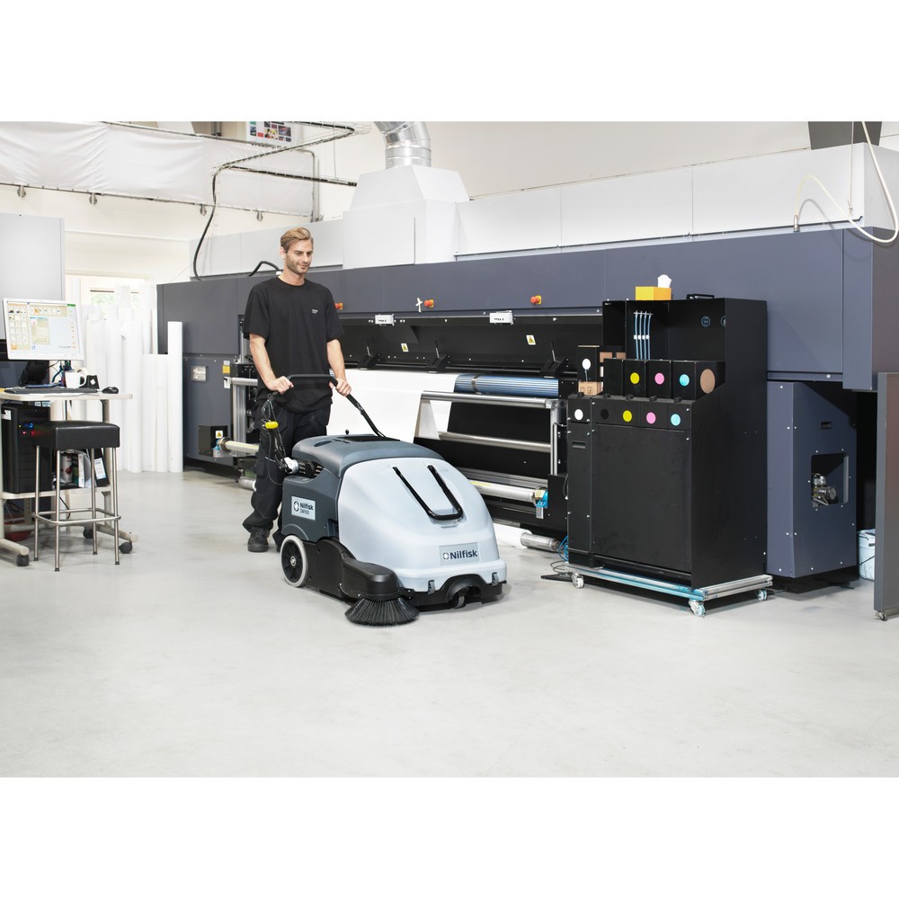 Produktabbildung Nr. 2: Balayeuse accompagnée Nilfisk® SW 900 B, moteur électrique