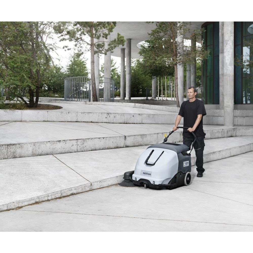 Produktabbildung Nr. 2: Balayeuse accompagnée Nilfisk® SW 900 P, moteur à essence