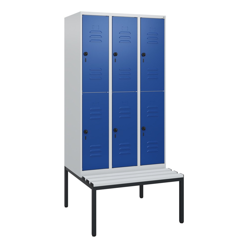 Illustration du produit: C+P Doppelstock-Spind Classic PLUS, 3 Abteile, HxBxT 1.950 x 900 x 815 mm, für Vorhängeschloss, untergebaute Bank aus Kunststoff, lichtgrau, enzianblau