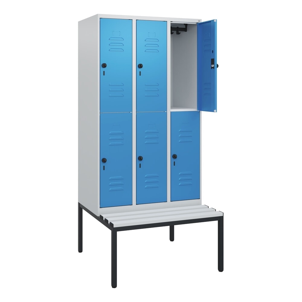 Illustration du produit: C+P Doppelstock-Spind Classic PLUS, 3 Abteile, HxBxT 1.950 x 900 x 815 mm, für Vorhängeschloss, untergebaute Bank aus Kunststoff, lichtgrau, lichtblau