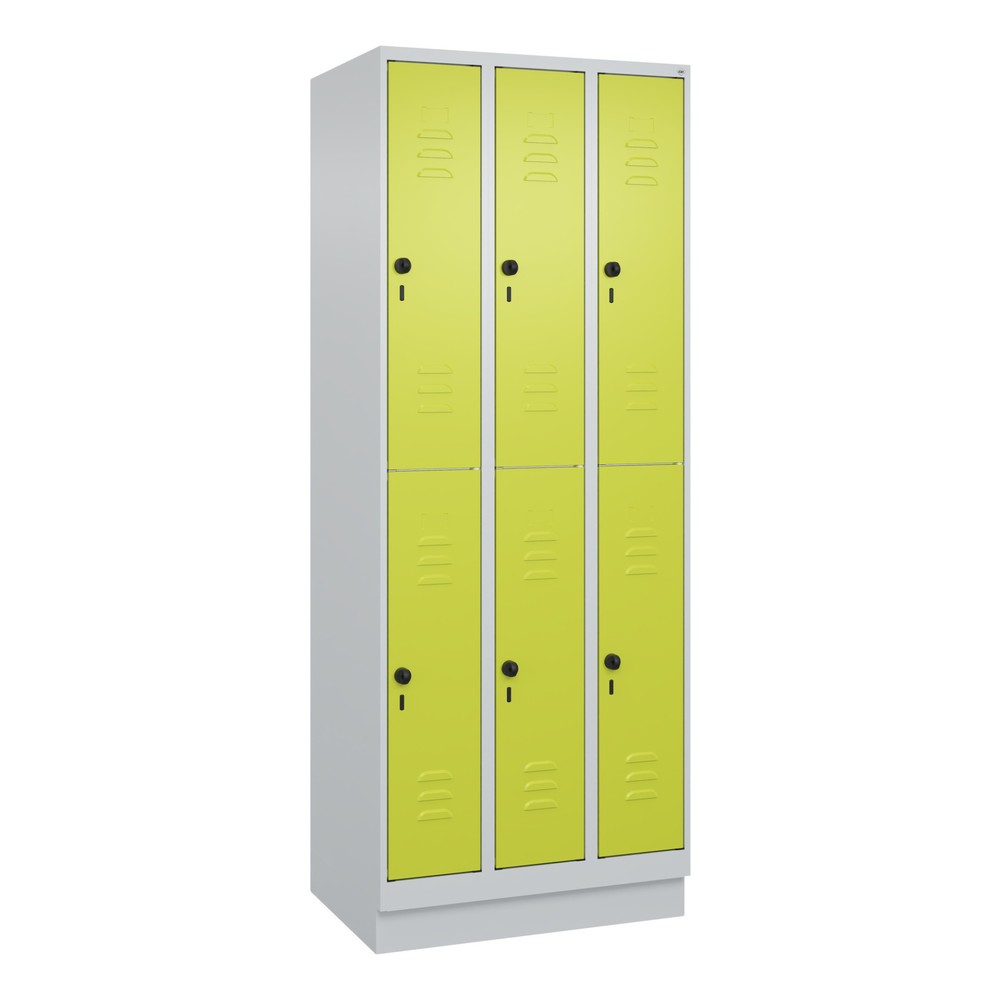 Produktabbildung: C+P Doppelstock-Spind Classic PLUS, Sockel, 3 Abteile, HxBxT 1.950 x 750 x 500 mm, lichtgrau, clowngrün, 6 Fächer, für Vorhängeschloss