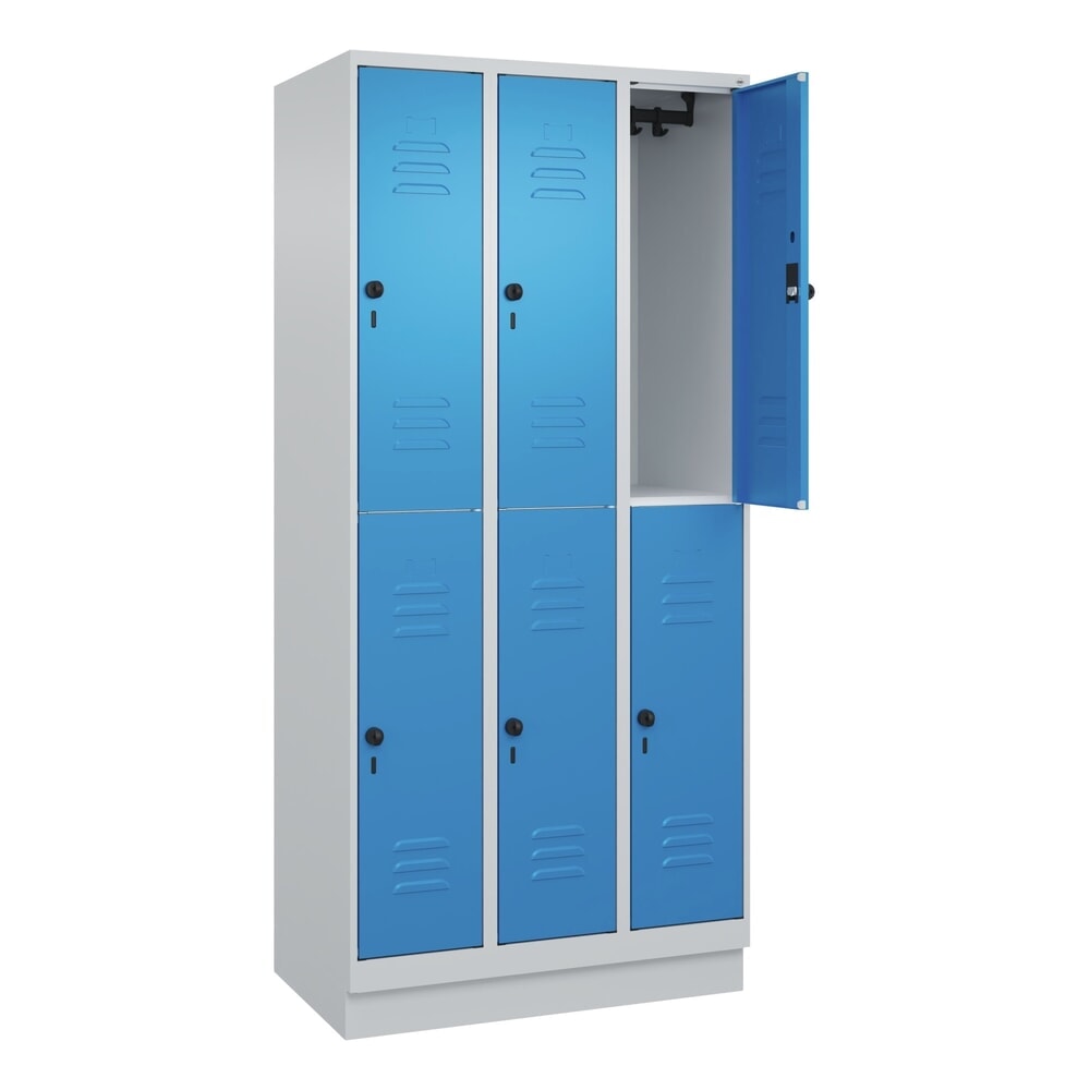 Produktabbildung Nr. 1: C+P Doppelstock-Spind Classic PLUS, Sockel, 3 Abteile, HxBxT 1.950 x 900 x 500 mm, lichtgrau, lichtblau, 6 Fächer, für Vorhängeschloss