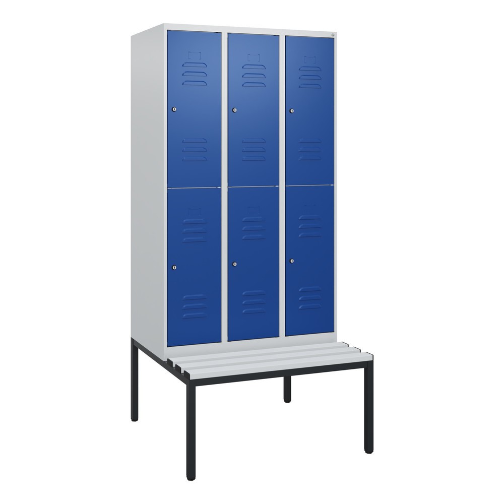 Illustration du produit: C+P Doppelstock-Spind Classic PLUS, 3 Abteile, HxBxT 1.950 x 900 x 815 mm, Zylinderschloss, untergebaute Bank aus Kunststoff, lichtgrau, enzianblau